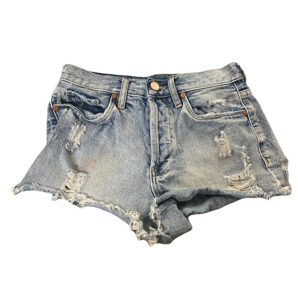 Distressed denim shorts with frayed‎ hem and raw cut #grungevibes - Picture 1 of 3